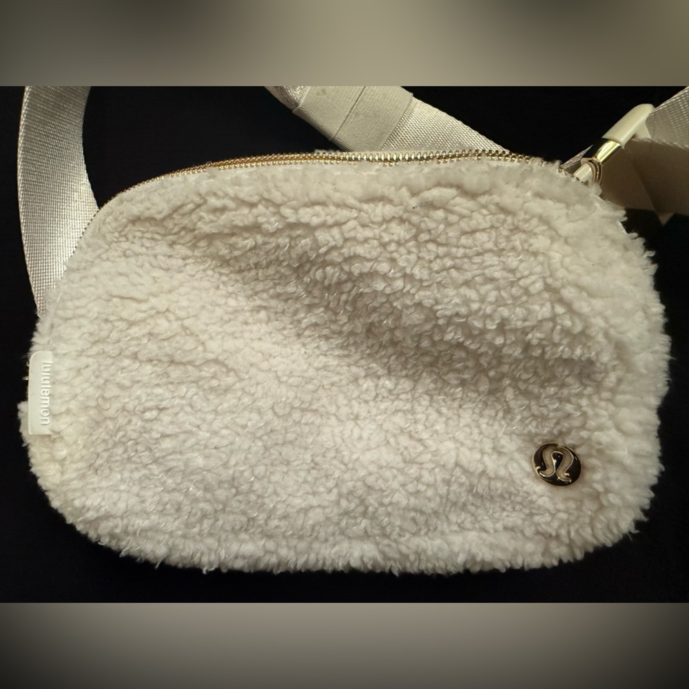 LULULEMON Everywhere Belt Bag Fleece - Picture 2 of 3